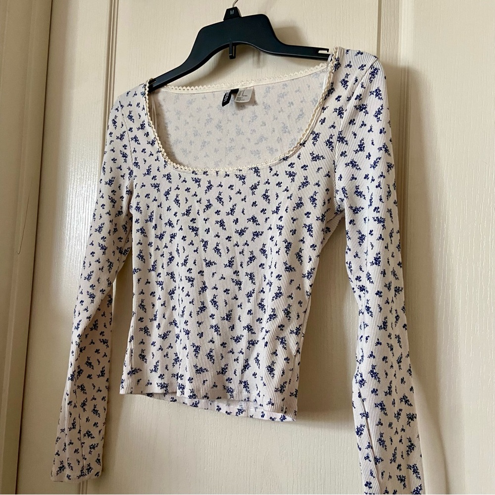 ⭐️NWOT Divided by H&M Floral Long Sleeve Top⭐️